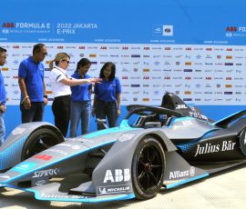 FIA Technical Manager of the ABB FIA Formula E World Championship Alessandra Ciliberti (tengah) menunjukkan Formula E Gen2 race car kepada jajaran manajemen Allianz Indonesia.