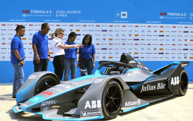 FIA Technical Manager of the ABB FIA Formula E World Championship Alessandra Ciliberti (tengah) menunjukkan Formula E Gen2 race car kepada jajaran manajemen Allianz Indonesia.