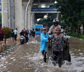 Hindari Banjir, Manfaatkan Jasa Perahu Gerobak. | Foto: Media Asuransi/Arief Wahyudi
