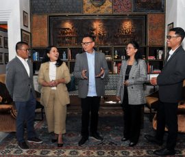 Direksi Indonesia Re (kiri-kanan) Direktur Teknik Delil Khairat, Direktur Pengembangan dan Teknologi Informasi Beatrix Santi Anugrah, Direktur Utama Benny Waworuntu, Direktur Keuangan dan Aktuari Maria Elvida Rita Dewi dan Direktur Manajemen Risiko, Kepatuhan, SDM dan Corporate Secretary Robbi Yanuar Walid, berbincang, pada acara media gathering, di Jakarta, Kamis, 9 Juni 2022.