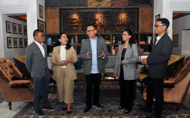 Direksi Indonesia Re (kiri-kanan) Direktur Teknik Delil Khairat, Direktur Pengembangan dan Teknologi Informasi Beatrix Santi Anugrah, Direktur Utama Benny Waworuntu, Direktur Keuangan dan Aktuari Maria Elvida Rita Dewi dan Direktur Manajemen Risiko, Kepatuhan, SDM dan Corporate Secretary Robbi Yanuar Walid, berbincang, pada acara media gathering, di Jakarta, Kamis, 9 Juni 2022.