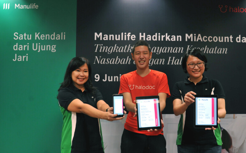 (kiri ke kanan) GM Indemnity Health Manulife Indonesia Lina Bong, CEO & Co-Founder Halodoc Jonathan Sudharta, dan Chief Operating Officer Manulife Caroline D Utomo, menunjukan produk MiAccount, usai melakukan penandatangan naskah kerja sama, di kantor pusat Manulife, Jakarta, Kamis, 9 Juni 2022.