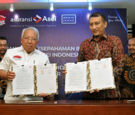 Direktur Utama Asuransi Asei, Arie Surya Nugraha (kanan) bersama dengan Ketua Umum GPEI, H Benny Sutrisno (kiri) didampingi Direksi Asuransi Asei menunjukan nota kesepahaman yang ditandatangani, di kantor Kadin, Jakarta, Kamis, 9 Juni 2022.