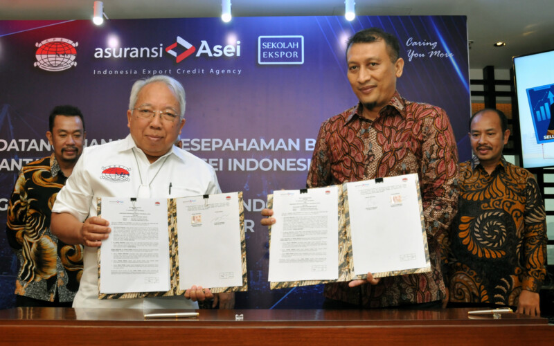 Direktur Utama Asuransi Asei, Arie Surya Nugraha (kanan) bersama dengan Ketua Umum GPEI, H Benny Sutrisno (kiri) didampingi Direksi Asuransi Asei menunjukan nota kesepahaman yang ditandatangani, di kantor Kadin, Jakarta, Kamis, 9 Juni 2022.