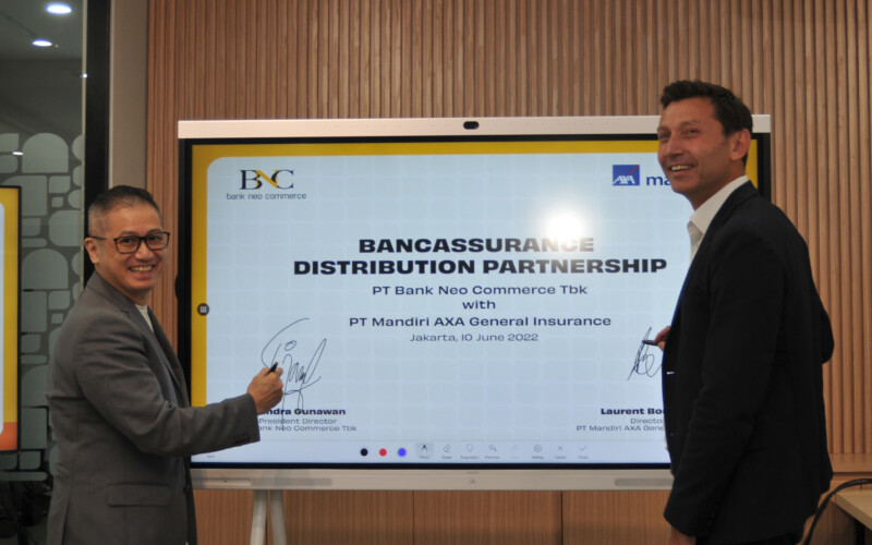 Direktur MAGI Laurent Bourson bersama Dirut BNC Tjandra Gunawan melakukan penandatangan kerjasama bancassurande, di Jakarta, Jumat, 10 Juni 2022.