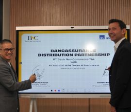 Direktur MAGI Laurent Bourson bersama Dirut BNC Tjandra Gunawan melakukan penandatangan kerjasama bancassurande, di Jakarta, Jumat, 10 Juni 2022.