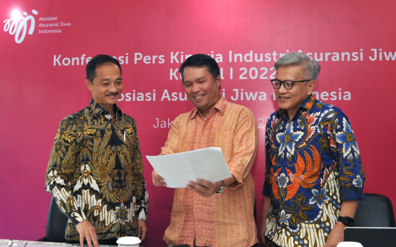 Pengurus Asosiasi Asuransi Jiwa Indonesia (AAJI) dari kiri, Ketua Bidang Marketing dan Komunikasi AAJI Wiroyo Karsono, Ketua Dewan Pengurus AAJI Budi Tampubolon, dan Ketua Bidang Regulasi Kepatuhan dan Litigasi AAJI Rudy Kamdani, berbincang usai menyampaikan paparan kinerja industri asuransi jiwa kuartal I/2022, di Kantor Pusat AAJI, Jakarta, Jumat, 10 Juni 2022.