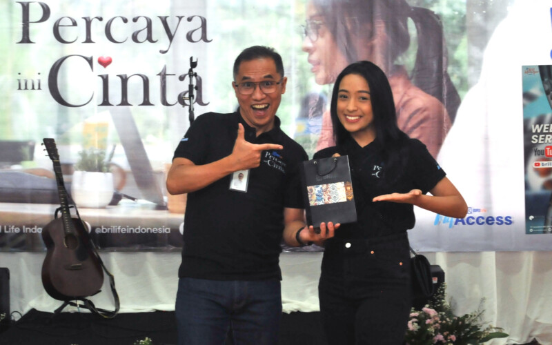 Direktur Utama BRI Life Iwan Pasila (kiri) menyerahkan cindramata berupa Polis Asuransi PIJAR kepada Pemeran Utama Wanita Percaya Ini Cinta Kaneishia Yusuf (kanan), usai peluncuran web seriesnya di kantor pusat BRI Life, Rasuna Said, Kuningan, Jakarta Selatan, Kamis (16/6/2022)
