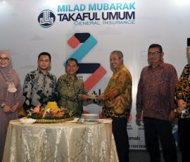 Presiden Direktur Takaful Umum Achmad Masfuri (tiga dari kiri) didampingi jajaran direksi Takaful Umum Dari kanan, Melda Maesarch dan Ihrom Bayu menyerahkan potongan tumpeng kepada Ketua Umum PT. Koperasi Simpan Pinjam Jasa/ Pemagang Saham Utama (Kospin Jasa) Andy Arslan Djunaidi (tiga dari kanan) pada acara perayaan milad Takaful Umum ke 27, di Jakarta, Rabu (22/6/2020)