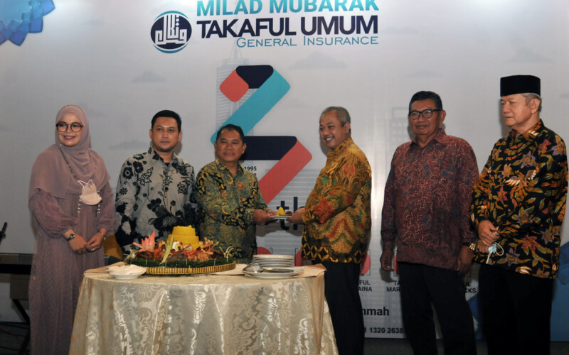 Presiden Direktur Takaful Umum Achmad Masfuri (tiga dari kiri) didampingi jajaran direksi Takaful Umum Dari kanan, Melda Maesarch dan Ihrom Bayu menyerahkan potongan tumpeng kepada Ketua Umum PT. Koperasi Simpan Pinjam Jasa/ Pemagang Saham Utama (Kospin Jasa) Andy Arslan Djunaidi (tiga dari kanan) pada acara perayaan milad Takaful Umum ke 27, di Jakarta, Rabu (22/6/2020)