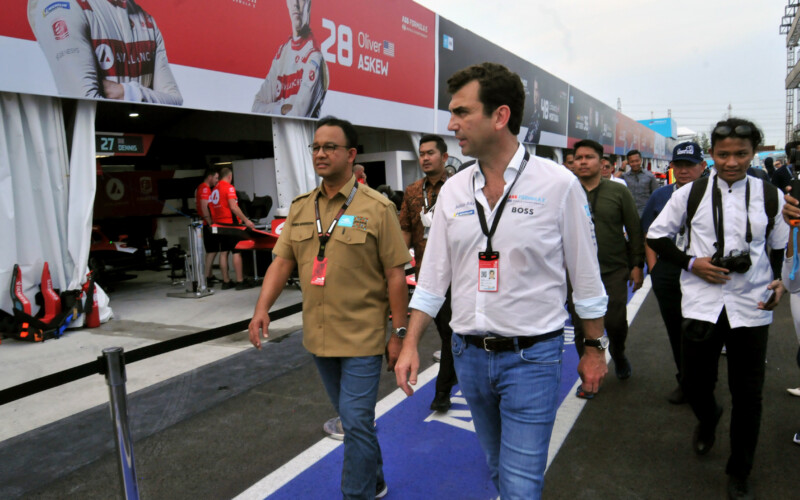 Gubernur DKI Jakarta, Anies Baswedan (kiri) bersama Chief Championship Officer Formula E, Alberto Longo (kanan) meninjau paddock tim balap Formula E di Jakarta International E-Prix (JIEC) , Jumat, 3 Juni 2022.