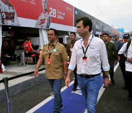 Gubernur DKI Jakarta, Anies Baswedan (kiri) bersama Chief Championship Officer Formula E, Alberto Longo (kanan) meninjau paddock tim balap Formula E di Jakarta International E-Prix (JIEC) , Jumat, 3 Juni 2022.