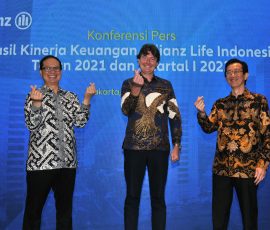 Country Manager & Direktur Utama Allianz Life Indonesia, David Nolan (tengah) didampingi Direktur & Chief Financial Officer Allianz Life Indonesia Edwin Prayitno (kiri), dan Business Director Allianz Life Indonesia, Bianto Surodjo (kanan) foto bersama usai menyampaikan paparan kinerja perusahaan kepada media, di Jakarta, Rabu, 29 Juni 2022.