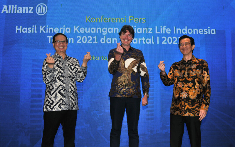 Country Manager & Direktur Utama Allianz Life Indonesia, David Nolan (tengah) didampingi Direktur & Chief Financial Officer Allianz Life Indonesia Edwin Prayitno (kiri), dan Business Director Allianz Life Indonesia, Bianto Surodjo (kanan) foto bersama usai menyampaikan paparan kinerja perusahaan kepada media, di Jakarta, Rabu, 29 Juni 2022.
