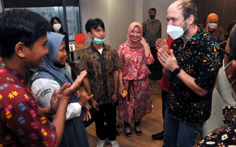 President Director & CEO Manulife Indonesia, Ryan Charland (kanan) berbincang dengan siswa berkebutuhan khusus (kiri), di kantor pusat Manulife, Jakarta, Rabu, 29 Juni 2022.