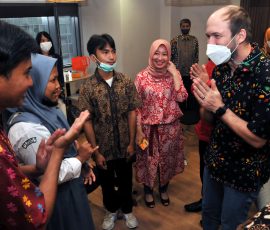 President Director & CEO Manulife Indonesia, Ryan Charland (kanan) berbincang dengan siswa berkebutuhan khusus (kiri), di kantor pusat Manulife, Jakarta, Rabu, 29 Juni 2022.