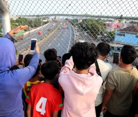 Anak-anak sedang menunggu bus yang membunyikan 'klakson telolet' dari atas jembatan penyebarangan.
Fenomena mendengarkan bunyi klakson kendaraan tolelet di kalangan ana-anak sudah menjadi hobi karena mereka dapat merekam dan mendokumentasikan bunyi ke dalam ponsel. | Foto: media Asuransi/Arief Wahyudi