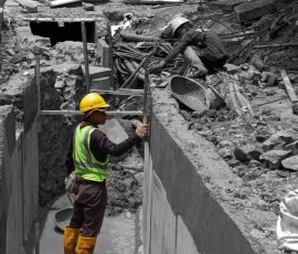 Pekerja mengerjakan proyek galian saluran air dan kabel di Jalan HR Rasuna Said, Jakarta Selatan. Proyek galian air dan kabel di Jalan HR Rasuna Said bertujuan untuk memperlancar sistem drainase agar tidak terjadi genangan air atau banjir saat musim hujan. | Foto: Media Asuransi/Arief Wahyudi