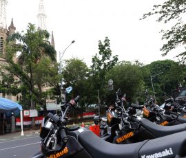 Sejumlah kendaraan polisi berderet di depan Gereja Katedral, Jakarta, Minggu, 24 Desember 2023. | Foto: Arief Wahyudi