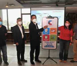 Presiden Direktur Panin Dai-ichi Life, Fadjar Gunawan (ketiga dari kiri), didampingi Wakil Presiden Direktur Panin Dai-ichi Life, Naohide Noguchi (kedua dari kiri), Direktur Operasi Panin Dai-ichi Life, Anthonius Aswin Rooseno (kiri), Chief Agency Officer Panin Dai-ichi Life, Darwin Gunawan (kanan), dan Head of Distribution and Training Bancassurance Panin Dai-ichi Life, Hendrawati Subali (dua dari kanan), saat peluncurkan aplikasi mobile Connect bertepatan dengan perayaan hari jadi ke-48 Panin Dai-chi Life, di Jakarta, Senin, 18 Juli 2022.