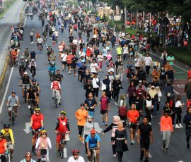 Aktivitas masyarakat di Minggu pagi, 6 Agustus 2023, saat diberlakukankannya car free day (CFD) sepanjang Jalan Jenderal Sudirman-MH Thamrin, Jakarta. | Foto: Arief Wahyudi