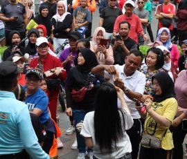 Peserta car free day sedang menikmati hiburan.