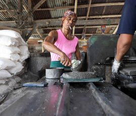 Pekerja pembuatan genting beton di Parung, Bogor, Jawa Barat, sedang memproduksi genting beton, Jumat, 12 Januari 2024. | Foto Arief Wahyudi
