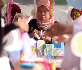 Seorang Ibu sedang menghitung uang dari hasil jualannya pada acara P5 di salah satu Sekolah Dasar Negeri di Jakarta Selatan, beberapa waktu lalu. Projek Penguatan Profil Pelajar Pancasila (P5) adalah sebuah kegiatan kokurikuler yang berfokus pada pendekatan proyek untuk memperkuat upaya dalam mencapai kompetensi dan karakter yang sesuai dengan Profil Pelajar Pancasila yang didasarkan pada Standar Kompetensi Lulusan (SKL). | Foto: Media Asuransi/Arief Wahyudi