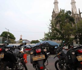 Aparat keamanan yang terdiri dari mulai dari polisi, TNI, dan Satpol PP melakukan pengamanan dan sterilisasi di depan gereja Katedral, Jakarta saat perayaan Natal 2023. | Foto: Arief Wahyudi