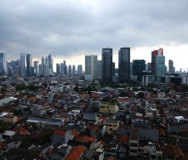 Sebagian wilayah Jakarta pada sore hari, Selasa 5 November 2024 diselimuti awan gelap. Sebagian wilayah Jakarta juga diguyur hujan lebat yang mengakibatkan banjir. | Foto: Media Asuransi/Arief Wahyudi