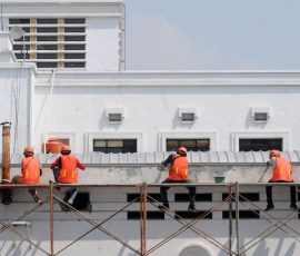 Sejumlah pekerja dari Dinas Cipta Karya, Tata Ruang dan Pertanahan (DCKTRP) Pemprof DKI Jakarta, sedang melakukan perbaikan pada gedung tua di kawasan Kota Tua, Jakarta Barat, Rabu, 28 Juli 2023. | Foto: Arief Wahyudi