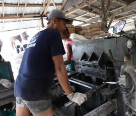 Para pengrajin dapat memproduksi sampai 1.000 genting dalam sehari, yang dikerjakan secara semi manual. | Foto: Arief Wahyudi