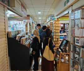 Bagi para pencinta musik jadul, basement Blok M Square menjadi 'surga' para pemburu kaset. | Foto: Media Asuransi/Arief Wahyudi