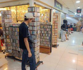 Para pecinta musik lawas dapat menemukan lebih dari 20 kios yang menjual CD, kaset pita, dan piringan hitam di tempat ini. | Foto: Media Asuransi/Arief Wahyudi