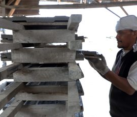 Proses pencetakan genting. | Foto: Arief Wahyudi