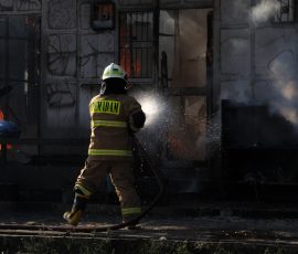 Petugas Penaggulangan Kebakaran dan Penyelamatan (Gulkarmat), berusaha memadamkan api yang membakar mess pekerja perusahaan kosmetik di Jalan Swadharma Raya, Pesanggrahan, Jakarta Selatan, Jum'at (12/5/23). | Foto: Media Asuransi/Arief Wahyudi