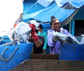 Nelayan sedang merapikan hasil tangkapan yang akan di lelang di pasar ikan. | Foto: Media Asuransi/Arief Wahyudi