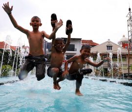 Sejumlah anak bermain di kolam taman di Jalan Pasar Baru, Kelurahan Pasar Baru, Kecamatan Sawah Besar, Jakarta Pusat, Selasa, 18 Februari 2025. Kurangnya lahan bermain di Ibu Kota menyebabkan banyak anak-anak yang menggunakan fasilitas ruang terbuka untuk bermain walaupun tidak sesuai dengan peruntukannya. | Foto: Media Asuransi/Arief Wahyudi