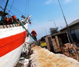 Pekerja melakukan bongkar-muat di Pelabuhan Sunda Kelapa, Jakarta Utara, beberapa waktu lalu. Aktivitas pelabuhan Sunda Kelapa terlihat tidak terlalu ramai setiap kali ada libur panjang, seperti libur memperingati Isra Mikraj Nabi Muhammad SAW pada Senin, 27 Januari 2025. Tahun Baru Imlek pada 29 Januari 2025. | Foto: Media Asuransi/Arief Wahyudi