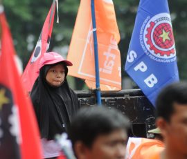 Seorang anak kecil diantara demo buruh yang terjadi pada 1 Mei 2023. | Foto: Arief Wahyudi