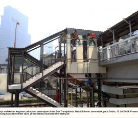 Sejumlah pekerja melakukan kegiatan pekerjaan peremajaan Halte Bus Transjakarta, Gatot Subroto Jamsostek, pada Sabtu, 13 Juli 2024. Proses revitalisasi sudah berlangsung sejak November 2023. | Foto: Media Asuransi/Arief Wahyudi