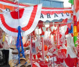 Penjual Atribut kemerdekaan di Pasar Kebayoran Lama, Jakarta Selatan. | Foto: Media Asuransi/Arief Wahyudi