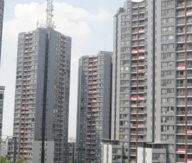 Sejumlah kamar apartemen di kawasan Epicentrum, Kuningan Jakarta Selatan, memasang bendera merah putih dalam rangka menyambut hari kemerdekaan RI ke-78. | Foto: Arief Wahyugi