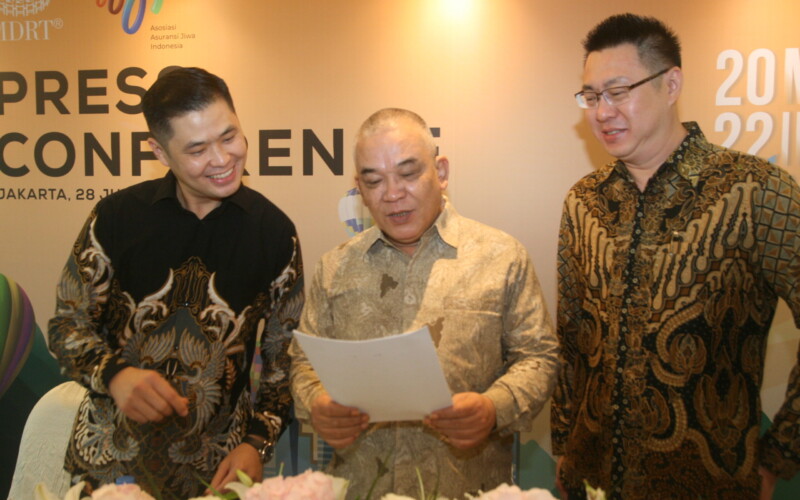 Direktur Eksekutif AAJI Togar Pasaribu (tengah) bersama Committee Chair of MDRT Day Indonesia 2022 Kennedy Sumarlie (kiri) dan Country Chair MDRT Indonesia Dedy Setio memberikan keterangan terkait penyelenggaraan Million Dollar Round Table (MDRT) Day Indonesia 2022 di Jakarta.