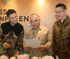 Direktur Eksekutif AAJI Togar Pasaribu (tengah) bersama Committee Chair of MDRT Day Indonesia 2022 Kennedy Sumarlie (kiri) dan Country Chair MDRT Indonesia Dedy Setio memberikan keterangan terkait penyelenggaraan Million Dollar Round Table (MDRT) Day Indonesia 2022 di Jakarta.