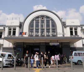 Warga ramai-ramai mengunjungi lokasi wisata di kawasan kota tua, Jakarta Barat, Rabu, 28 Juni 2023. Menyambut libur Iduladha 1444 H, cuti bersama yang dibarengi dengan libur sekolah, warga mengunjungi tempat-tempat wisata murah meriah di seputaran wilayah Jakarta, salah satunya adalah kawasan kota tua. | Foto: Arief Wahyudi