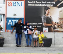 Warga ramai-ramai mengunjungi lokasi wisata di kawasan kota tua, Jakarta Barat, Rabu, 28 Juni 2023. Menyambut libur Iduladha 1444 H, cuti bersama yang dibarengi dengan libur sekolah, warga mengunjungi tempat-tempat wisata murah meriah di seputaran wilayah Jakarta, salah satunya adalah kawasan kota tua. | Foto: Arief Wahyudi