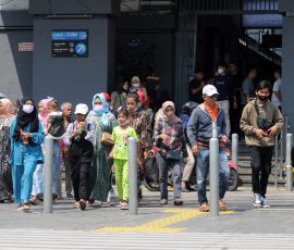 Warga ramai-ramai mengunjungi lokasi wisata di kawasan kota tua, Jakarta Barat, Rabu, 28 Juni 2023. Menyambut libur Iduladha 1444 H, cuti bersama yang dibarengi dengan libur sekolah, warga mengunjungi tempat-tempat wisata murah meriah di seputaran wilayah Jakarta, salah satunya adalah kawasan kota tua. | Foto: Arief Wahyudi