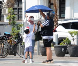 Warga ramai-ramai mengunjungi lokasi wisata di kawasan kota tua, Jakarta Barat, Rabu, 28 Juni 2023. Menyambut libur Iduladha 1444 H, cuti bersama yang dibarengi dengan libur sekolah, warga mengunjungi tempat-tempat wisata murah meriah di seputaran wilayah Jakarta, salah satunya adalah kawasan kota tua. | Foto: Arief Wahyudi