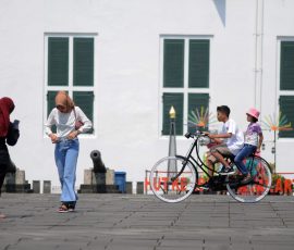 Warga ramai-ramai mengunjungi lokasi wisata di kawasan kota tua, Jakarta Barat, Rabu, 28 Juni 2023. Menyambut libur Iduladha 1444 H, cuti bersama yang dibarengi dengan libur sekolah, warga mengunjungi tempat-tempat wisata murah meriah di seputaran wilayah Jakarta, salah satunya adalah kawasan kota tua. | Foto: Arief Wahyudi